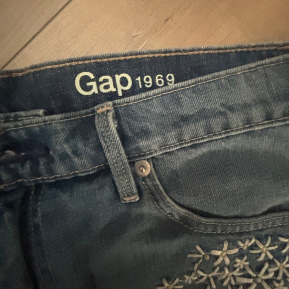 2 for $20 Gap Floral Embroidered Original Girlfriend Denim Shorts - Picture 4 of 5